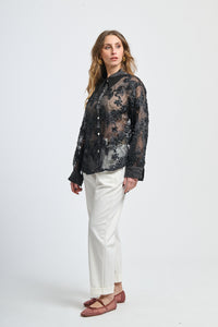 Un abito in un colore neutro che si adatta a qualsiasi occasione.