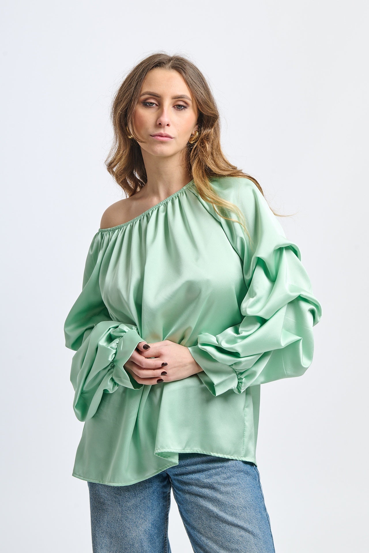 Top verde menta con scollo a barca, maniche a balze, design fluido, per serate estive