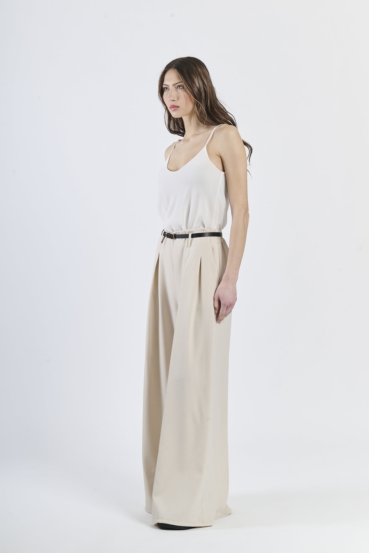 Ensemble: top bianco pulito e pantaloni panna chiari, scarpe beige