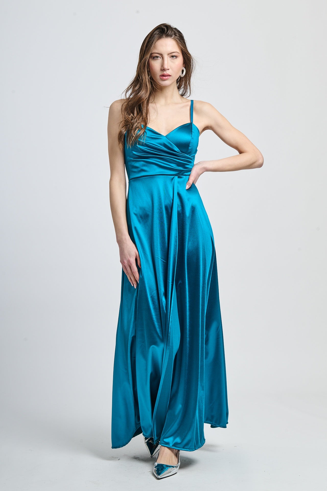 Abito lungo in raso ottanio con bretelle sottili e drappeggi al busto