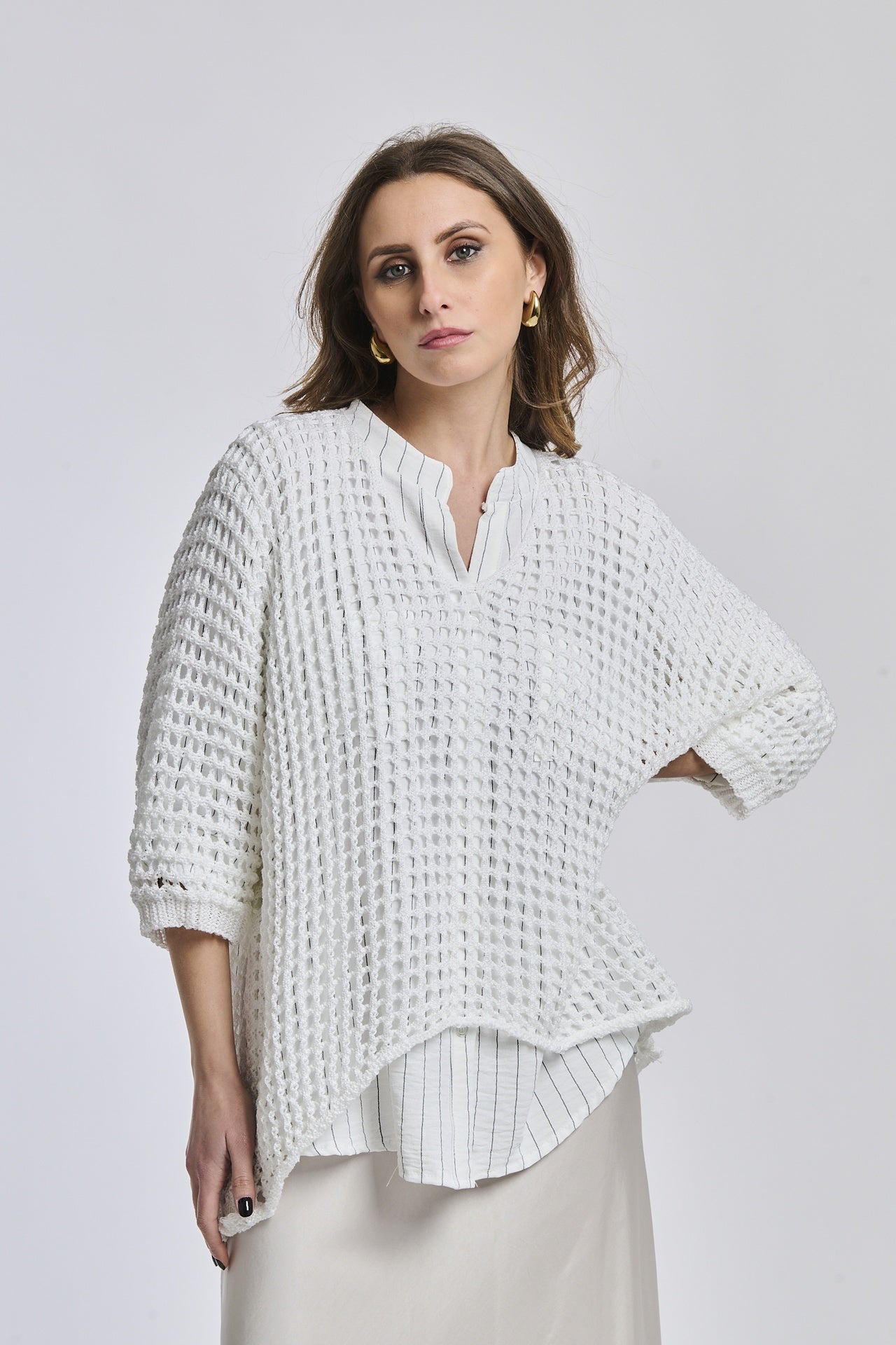 Maglione bianco in cotone tricotato, colletto e finitura pulita