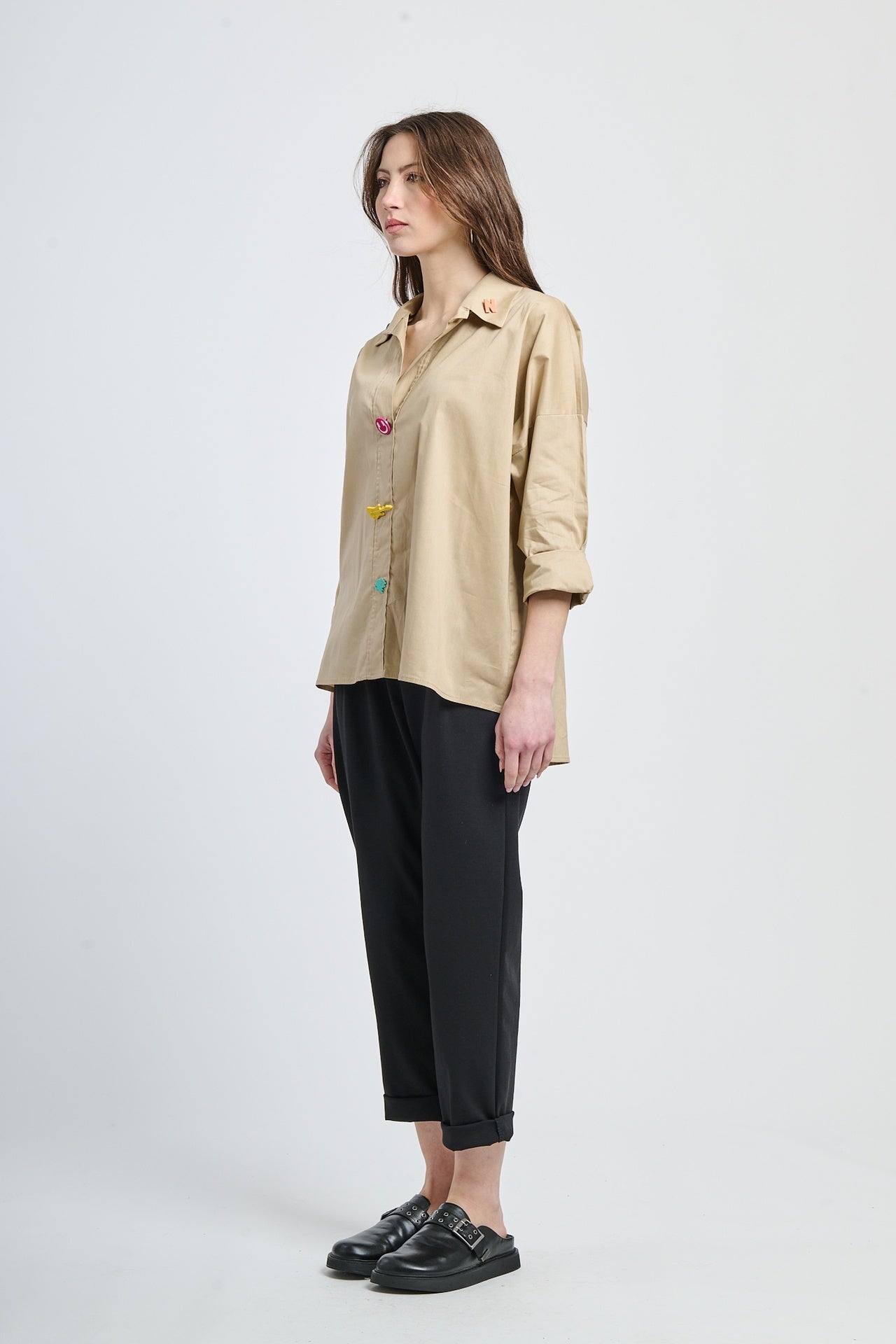 Camicia beige con maniche a 3/4 e bottoni accattivanti