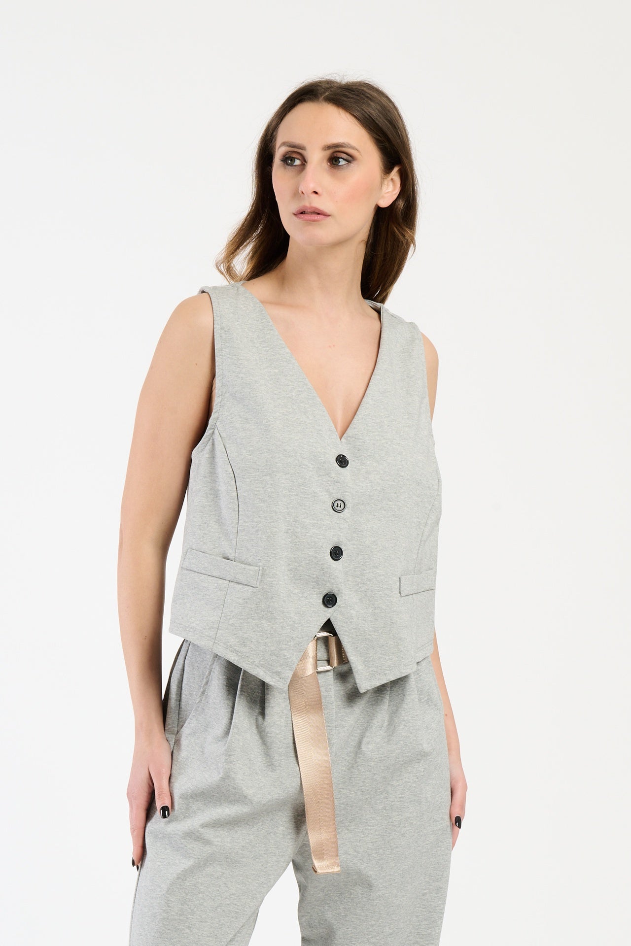 Completo nero su una modella: gilet a bottoni 