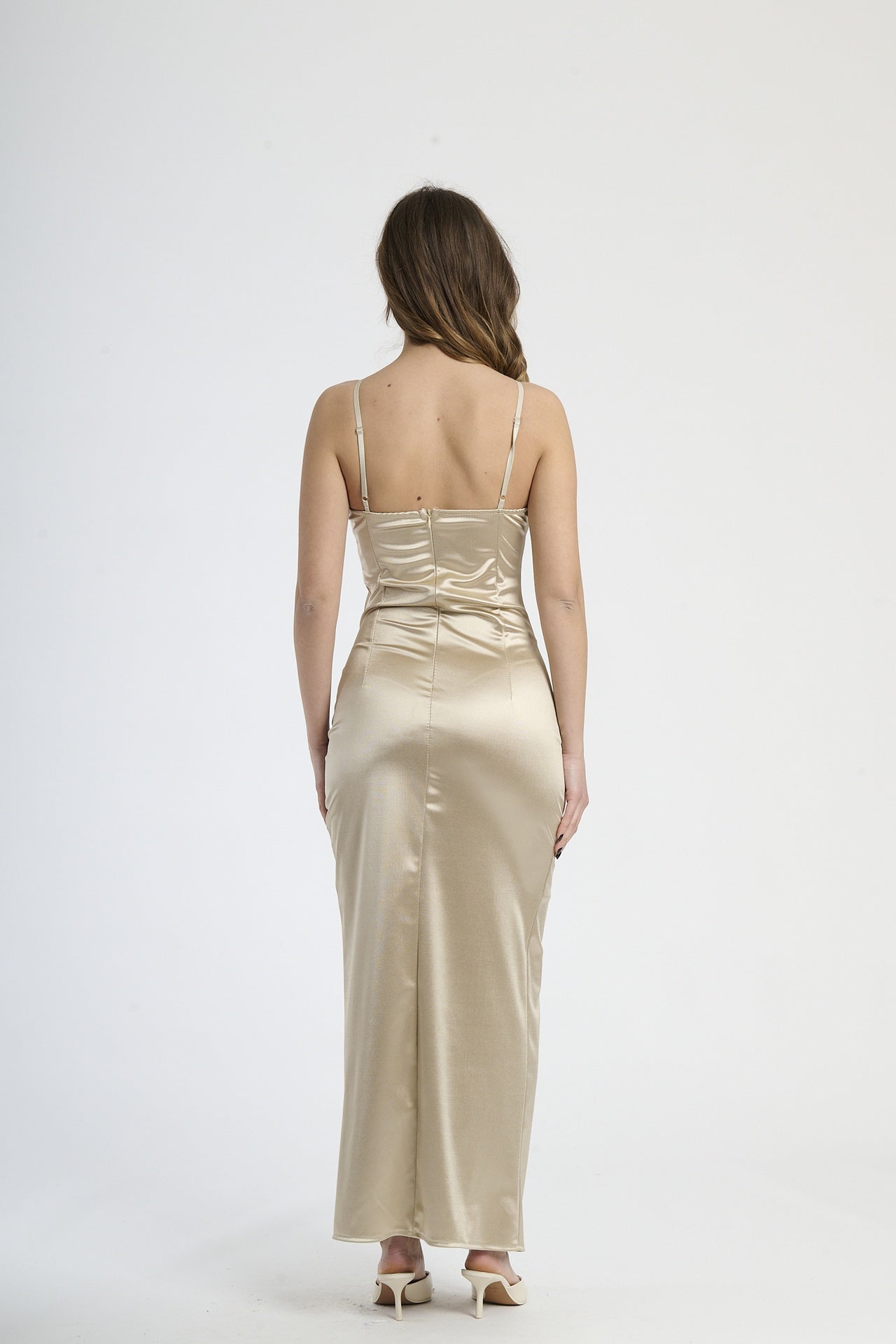 Abito elegante beige, taglio dritto con drappeggio e scollatura a fascia