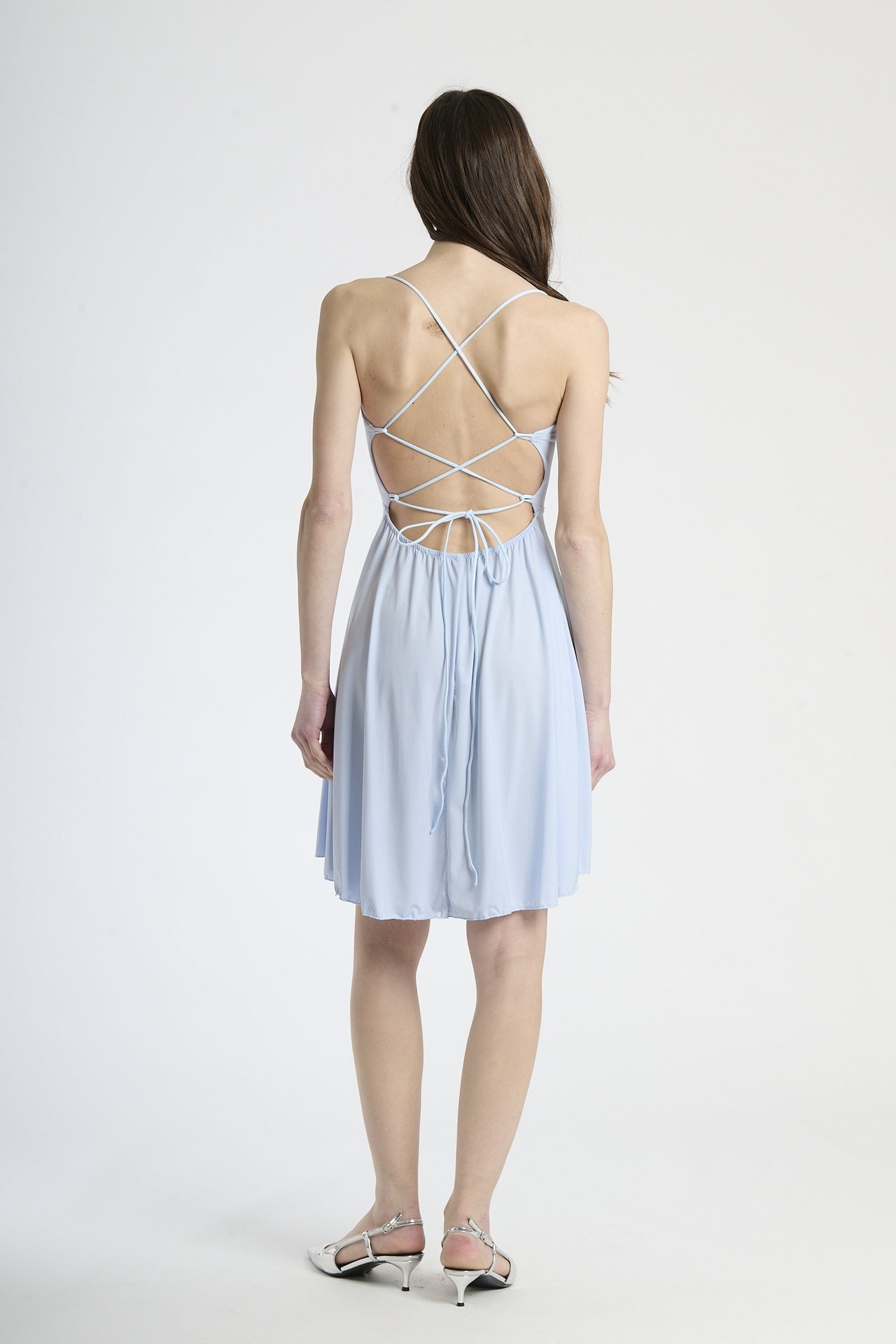 Vestito azzuro in tessuto fluido, taglio a campana con bretelle sottili, ideale per occasioni estive.