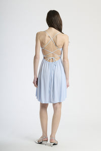 Vestito azzuro in tessuto fluido, taglio a campana con bretelle sottili, ideale per occasioni estive.