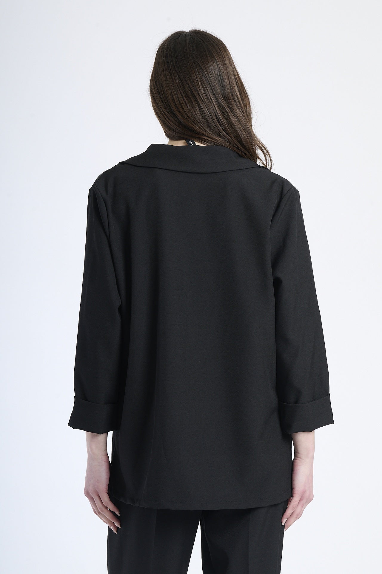 Modella in blazer nero, stile classico e raffinato.