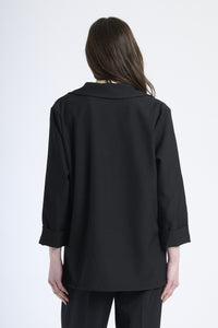 Modella in blazer nero, stile classico e raffinato.