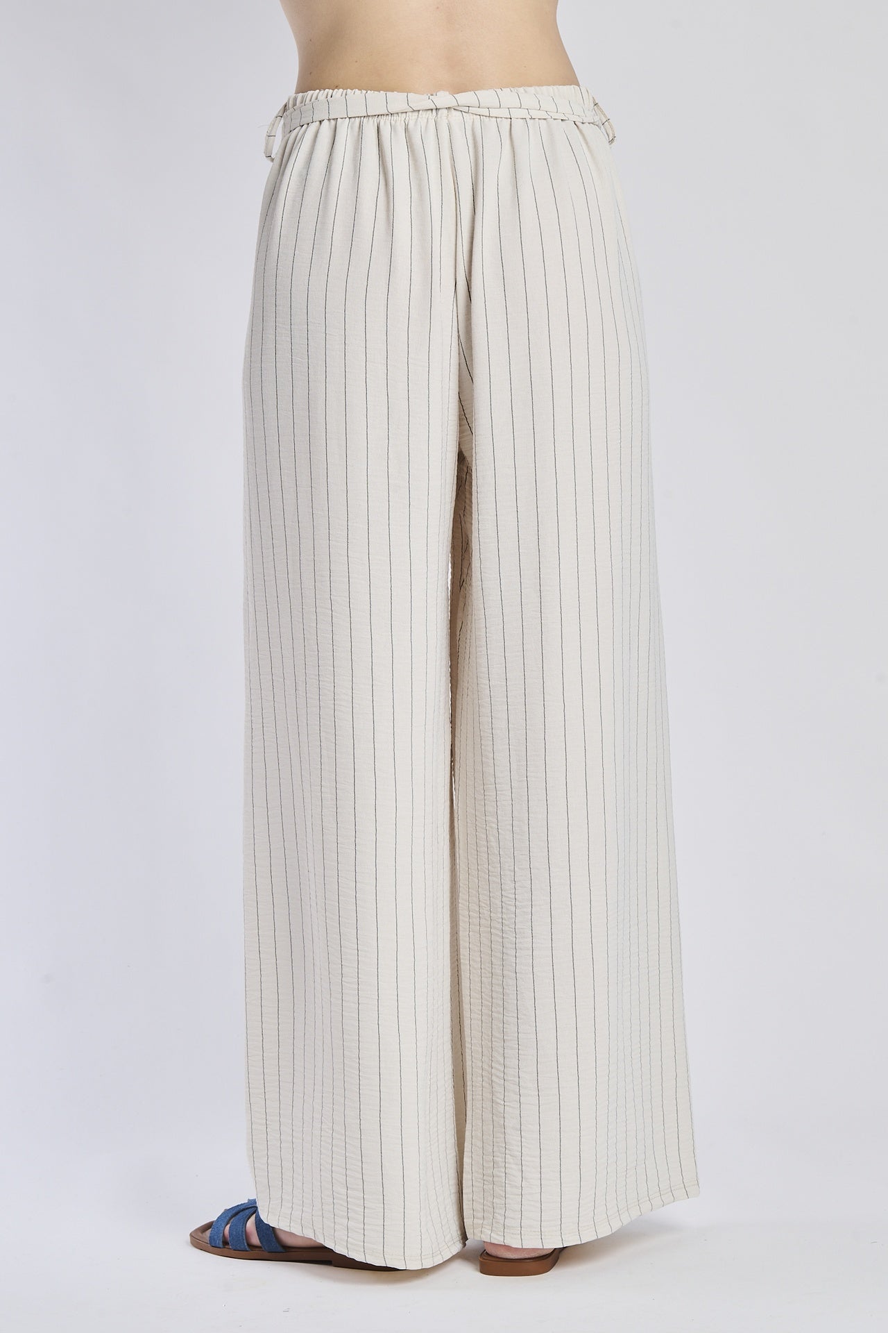 Pantaloni oversize beigi, stile neutro e elegante, coulisse elastica in vita.