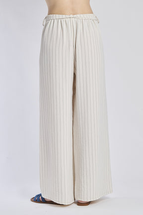 Pantaloni oversize beigi, stile neutro e elegante, coulisse elastica in vita.