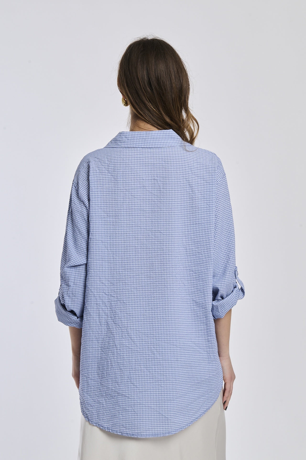 Camicia oversize navy, stile elegante, bottoni frontali, maniche arrotolate.