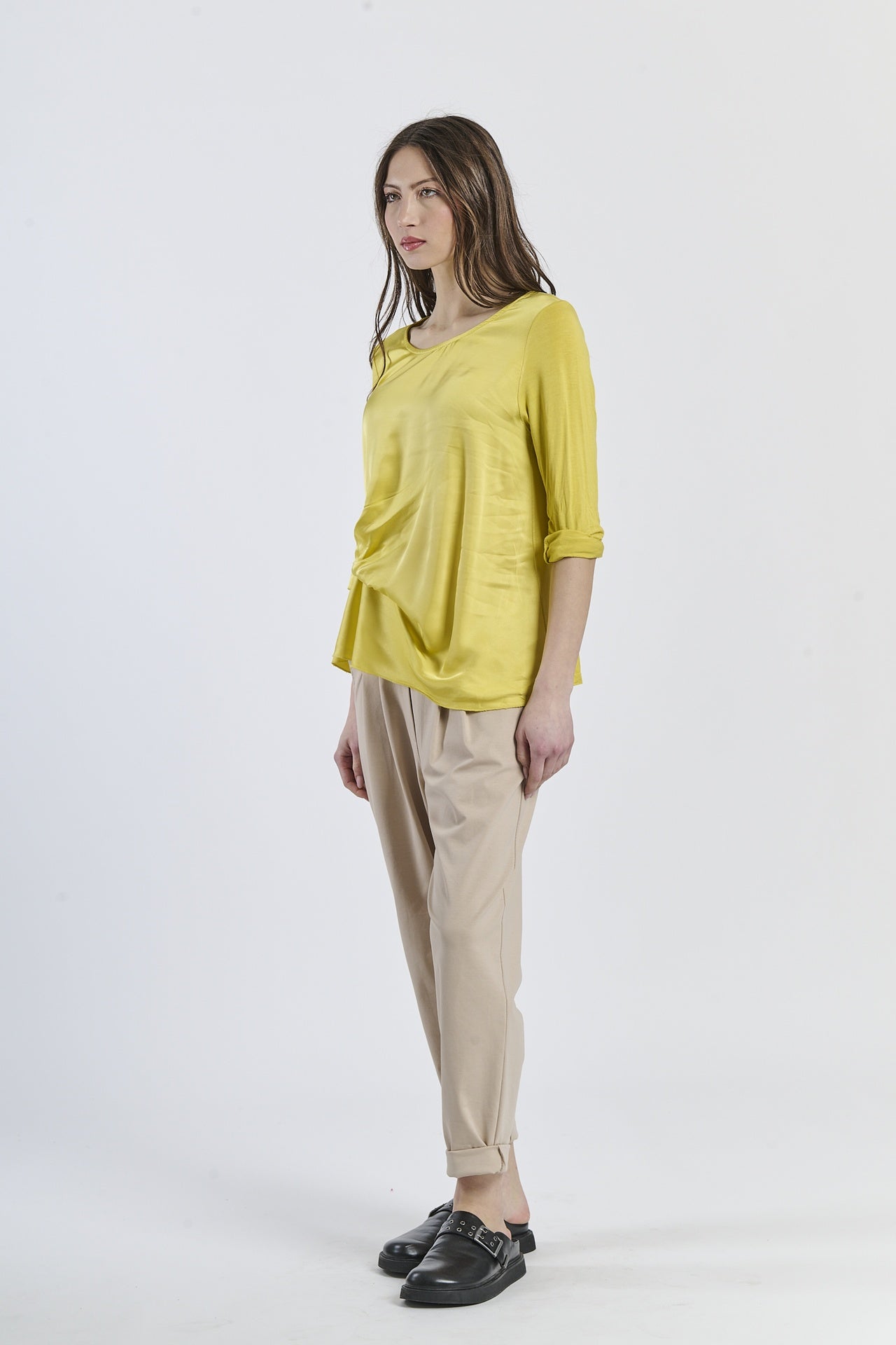 Blusa gialla a maniche 3/4, abbinata a pantaloni neri, contrasto rinfrescante