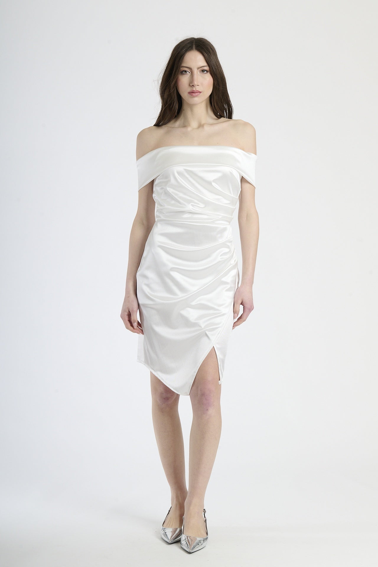 Abito azzurro a spalla nuda con falda sfilata, abbigliamento chic per eventi notturni.