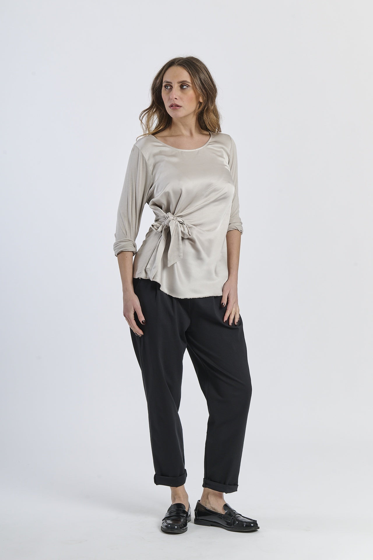 Blusa beige basic, base indispensabile per il guardaroba