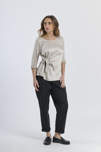 Blusa beige basic, base indispensabile per il guardaroba