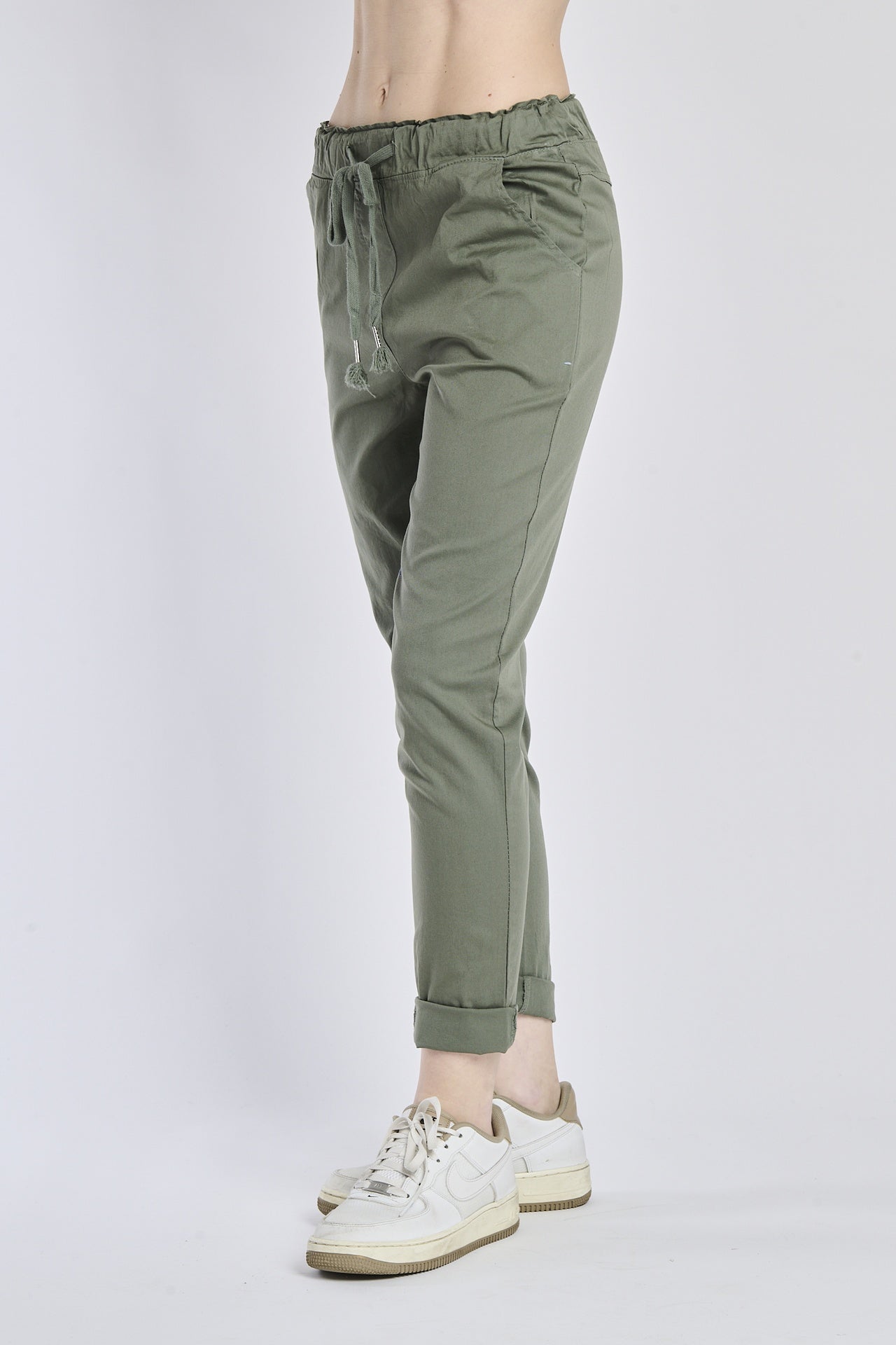 Outfit outdoor: pantaloni jogger militari in tessuto resistente, design pratico