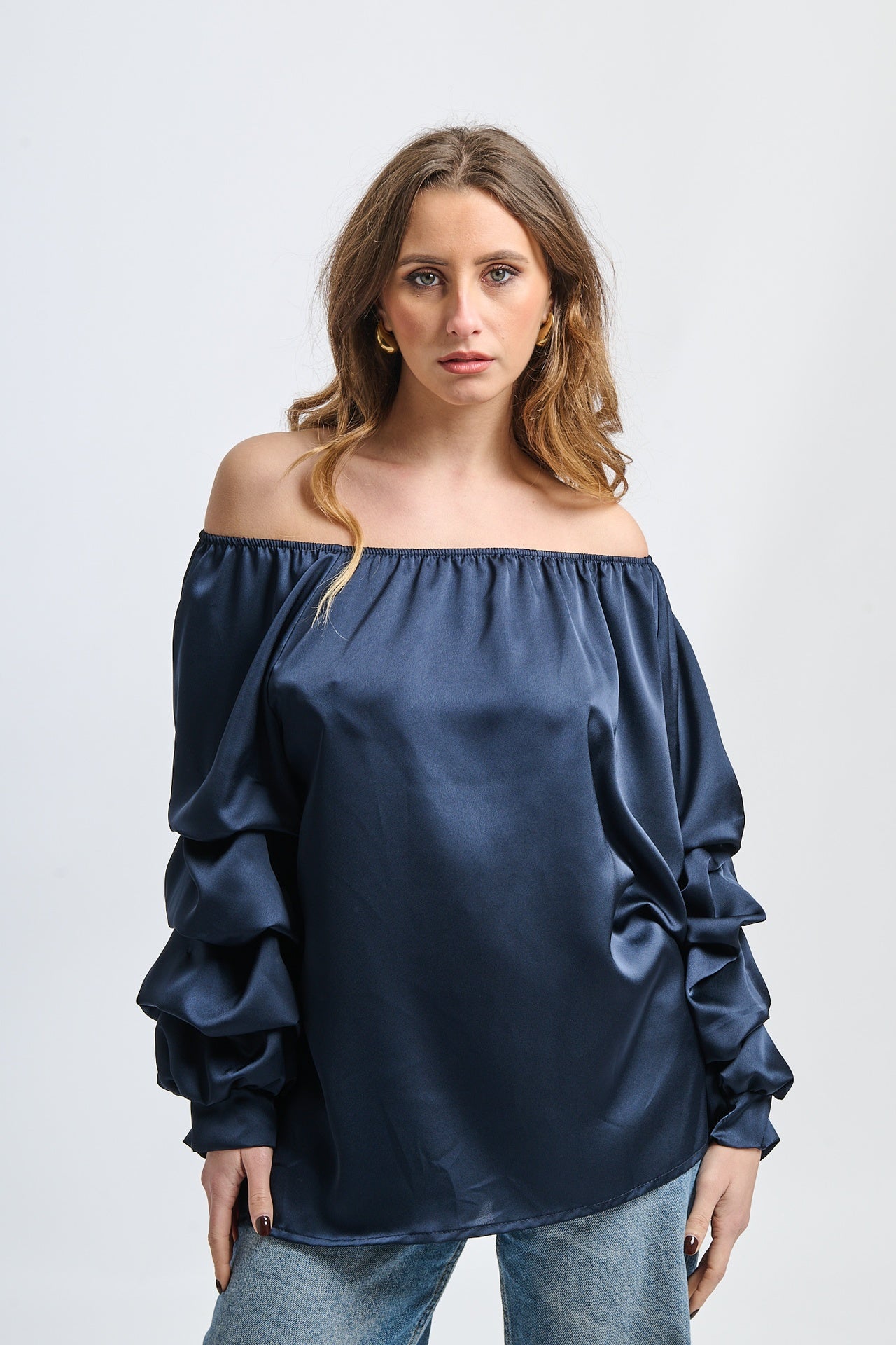 Blusa navy in seta, spalle scoperte, maniche volanti, atmosfera elegante