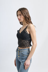 Moda elegante: top nero a uncinetto, design cropped con bretelle sottili e scollatura a V.