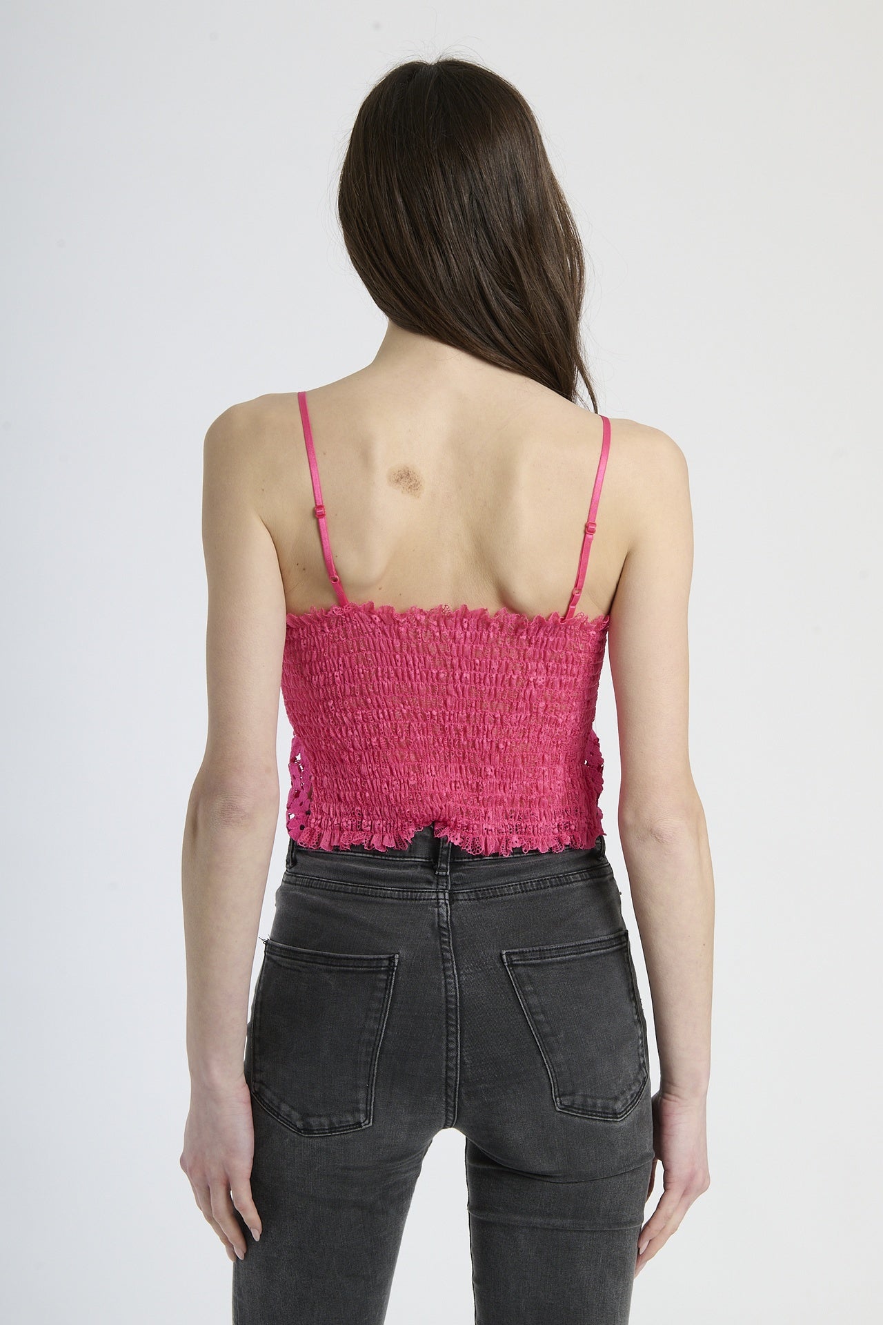 Moda affascinante: top fuxia a uncinetto, design cropped con bretelle sottili e scollatura a V.