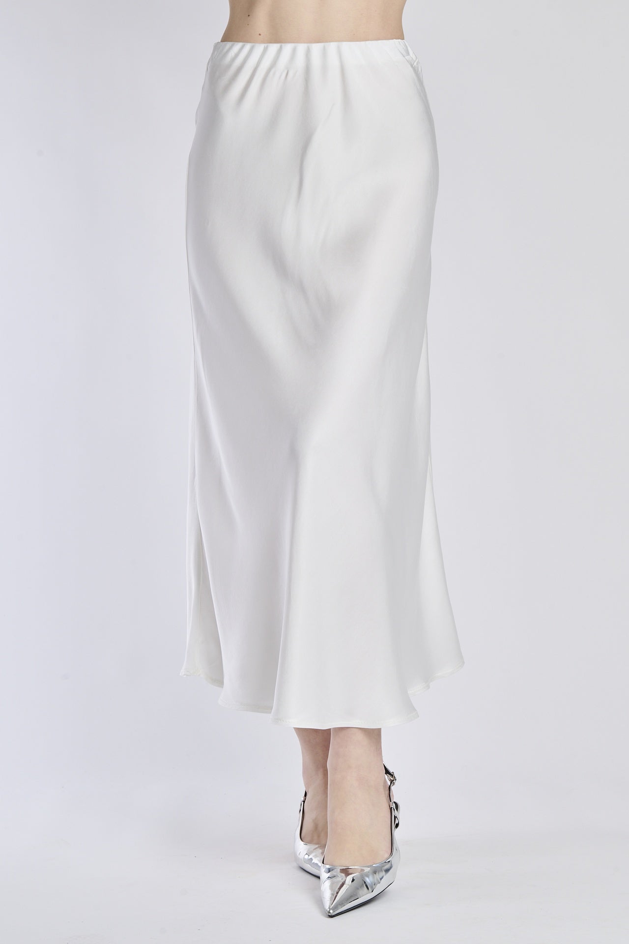 Gonna lunga bianca in raso, abbinata a ballerine argentate