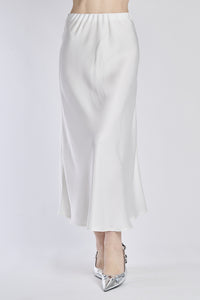 Gonna lunga bianca in raso, abbinata a ballerine argentate