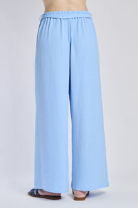 Pantaloni oversize azzurri, stile leggero e casual, coulisse elastica in vita.