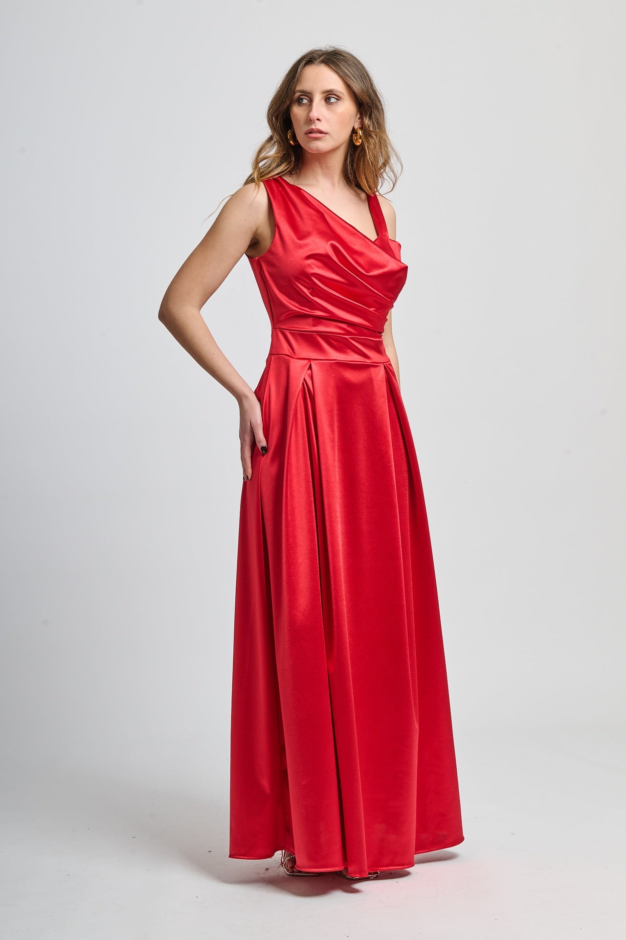 Abito formale rosso in raso, ideale per serate glamour