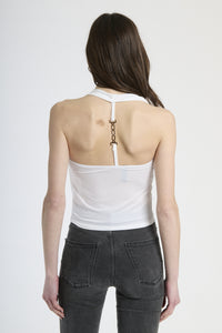 Modella indossa canotta bianca, look pulito e moderno.