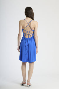 Vestito bluette in tessuto soft, silhouette a campana con bretelle sottili, ideale per giornate estive e occasioni informali.