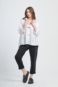 Camicia bianca minimalista con bottoni colorati