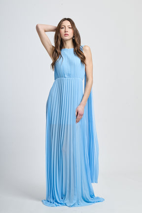 Abito lungo azzurro con scollo a collo alto e pannelli fluidi, design rinfrescante
