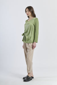 Blusa verde in tessuto naturale, comfort e sostenibilità