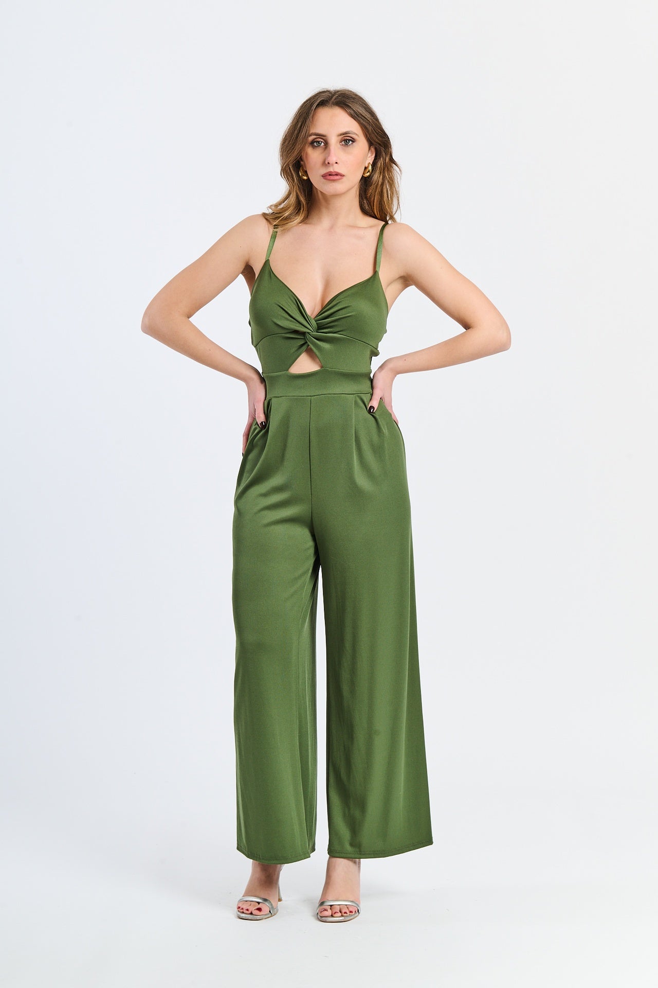 Tuta intera color militare con bretelle sottili e taglio cut-out accattivante