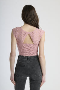 Canotta in pizzo rosa antico, taglio cropped e design senza spalline