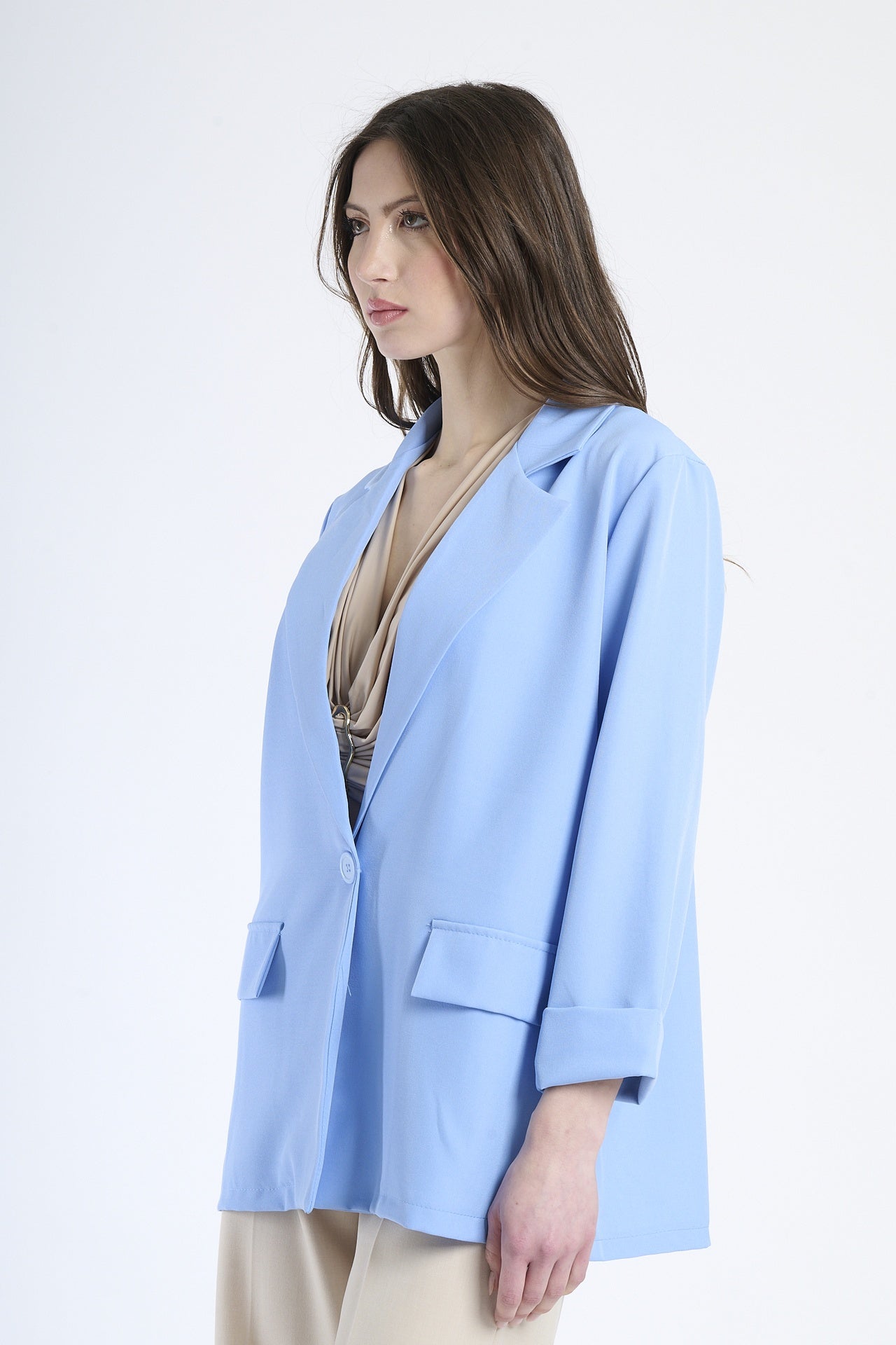 Outfit con blazer azzurro, perfetto per un look urbano chic.