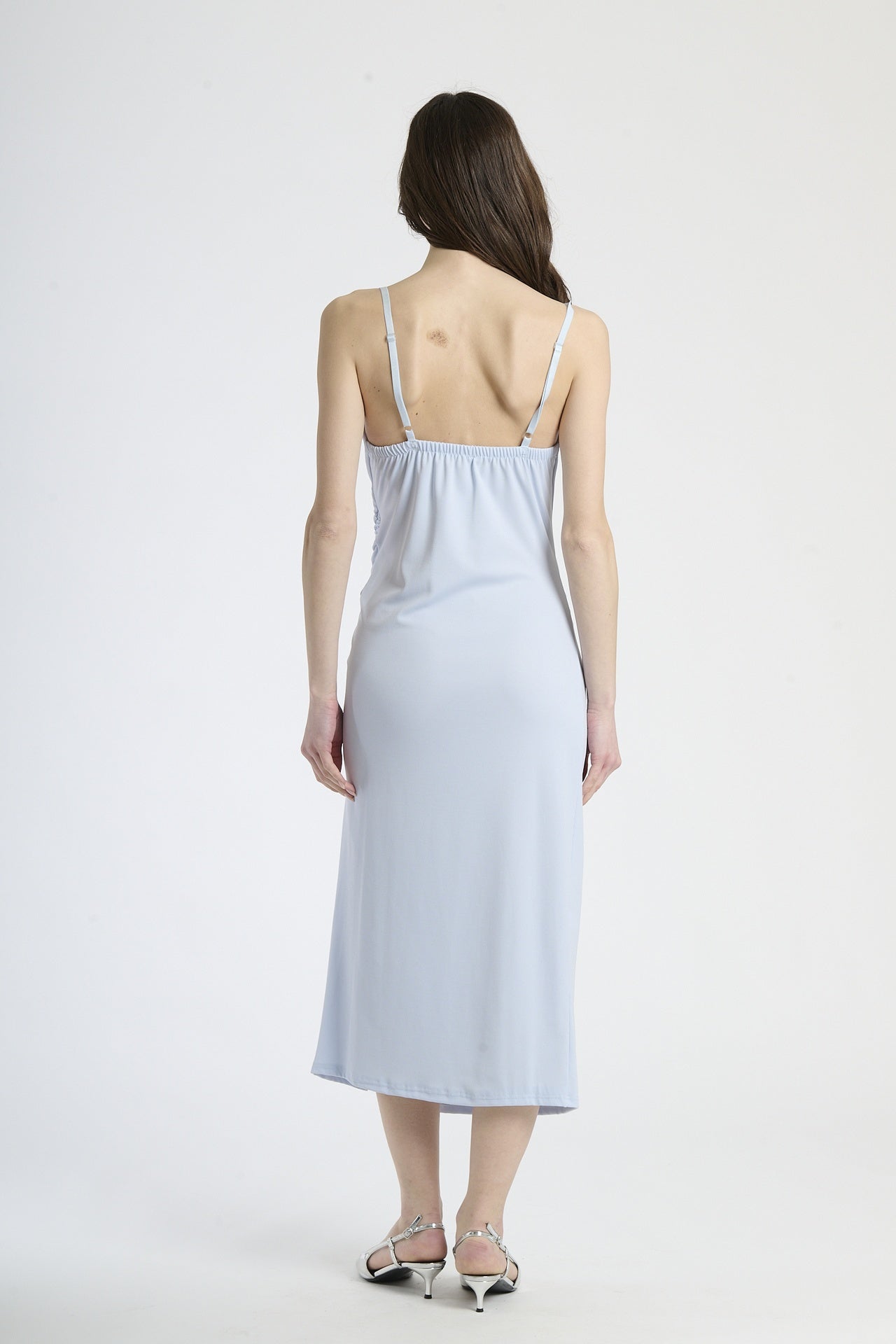 Vestito azzurro in tessuto fluido, design con ruches e spalanca, ideale per serate eleganti.