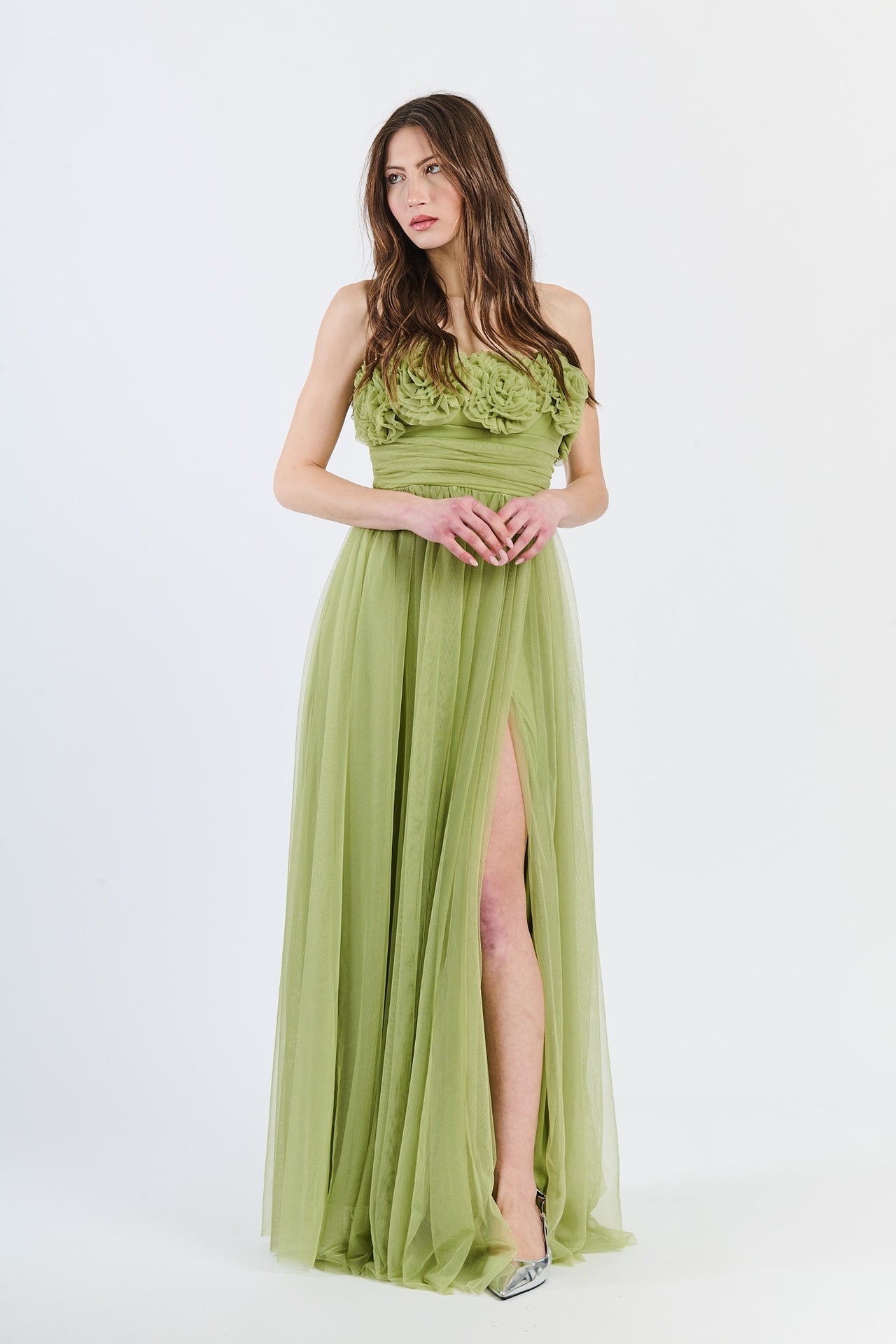 Abito da cerimonia avocado in tulle opulento, scollo a barca e gonna fluida, ideale per occasioni naturali e glamour