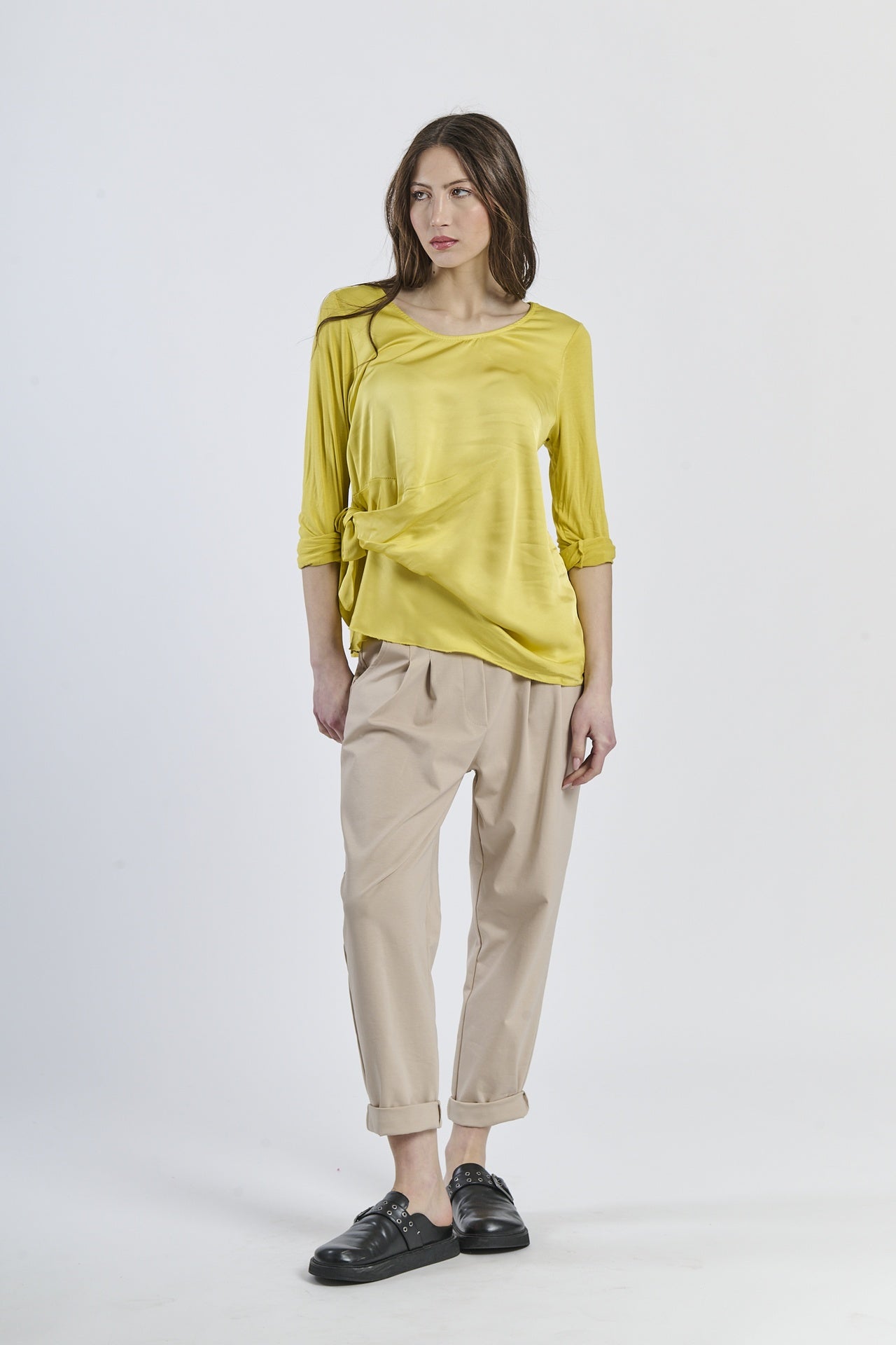 Blusa gialla dal colore accattivante, tocco di sole indossato