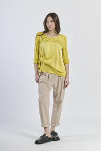 Blusa gialla dal colore accattivante, tocco di sole indossato