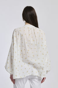 Camicia bianca con motivi freschi, taglio oversize, maniche ampie, perfetta per un look estivo e luminoso.