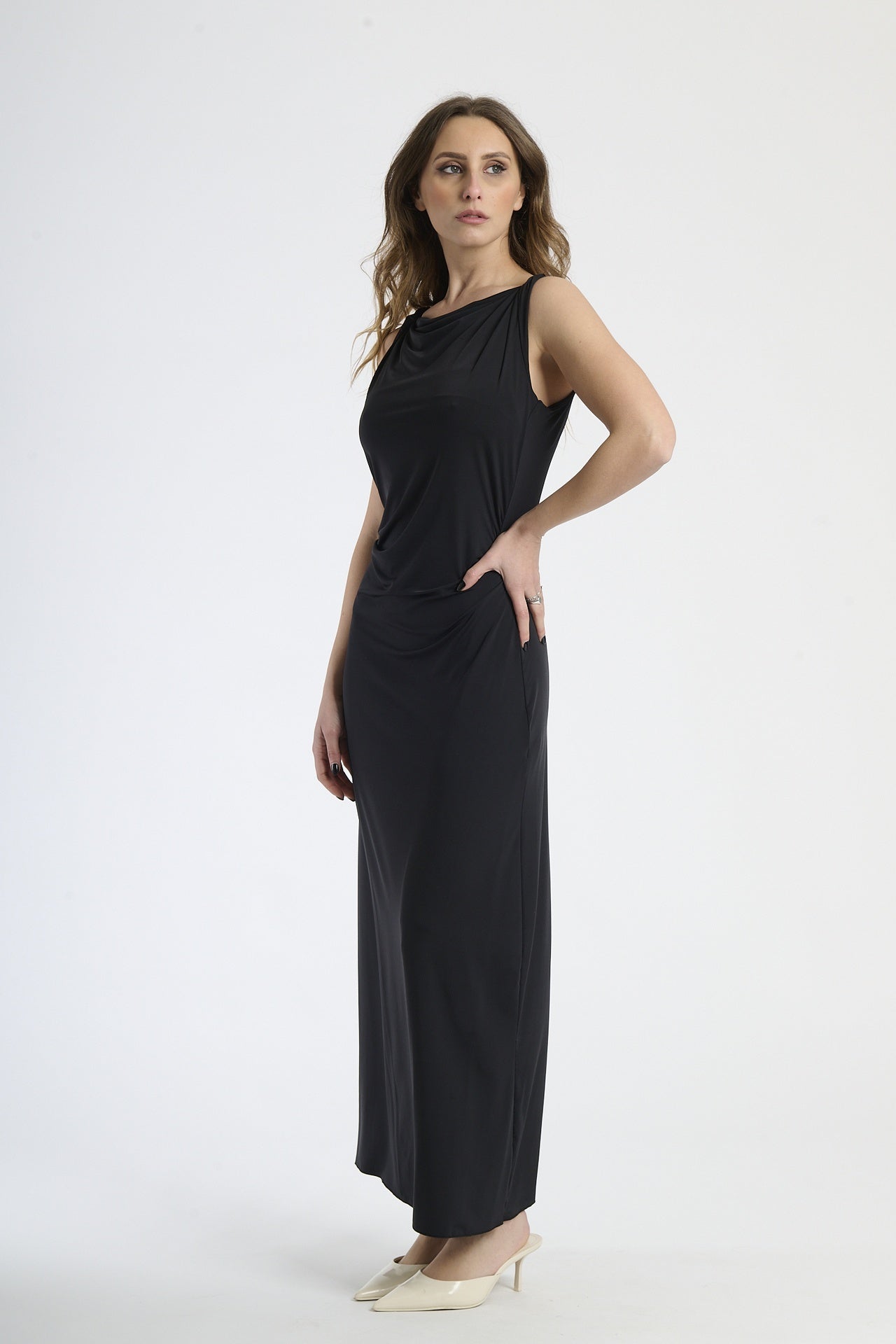 Abito elegante navy, silhouette slim con colletto drappato, ideale per cerimonie e feste.