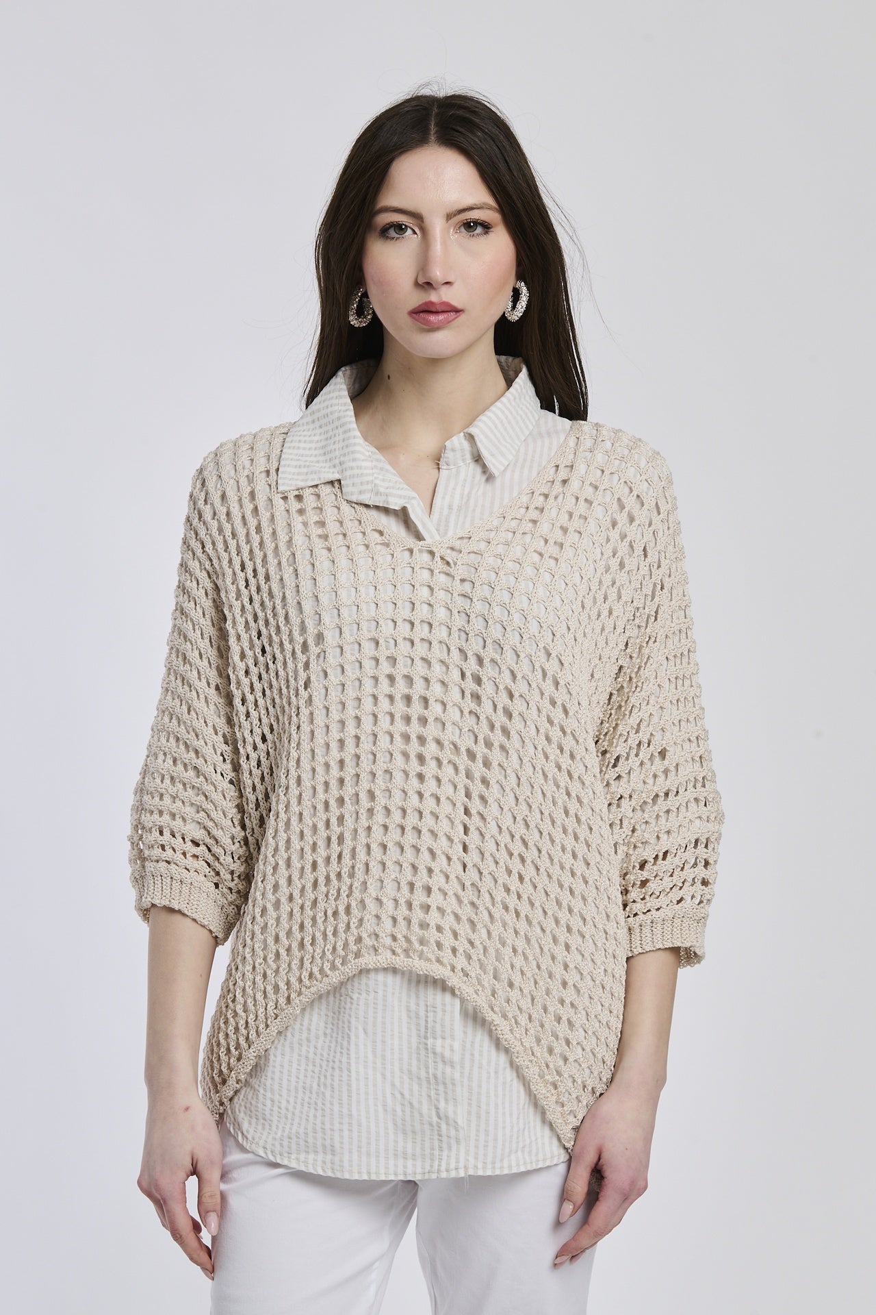 Maglione beige in misto lana, colletto e finitura rassicurante