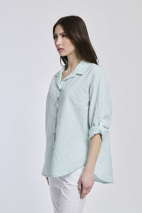Camicia a righe Tiffany, taglio ampio, colletto a camicia, bottoni e maniche arrotolate, ideale per un look estate.