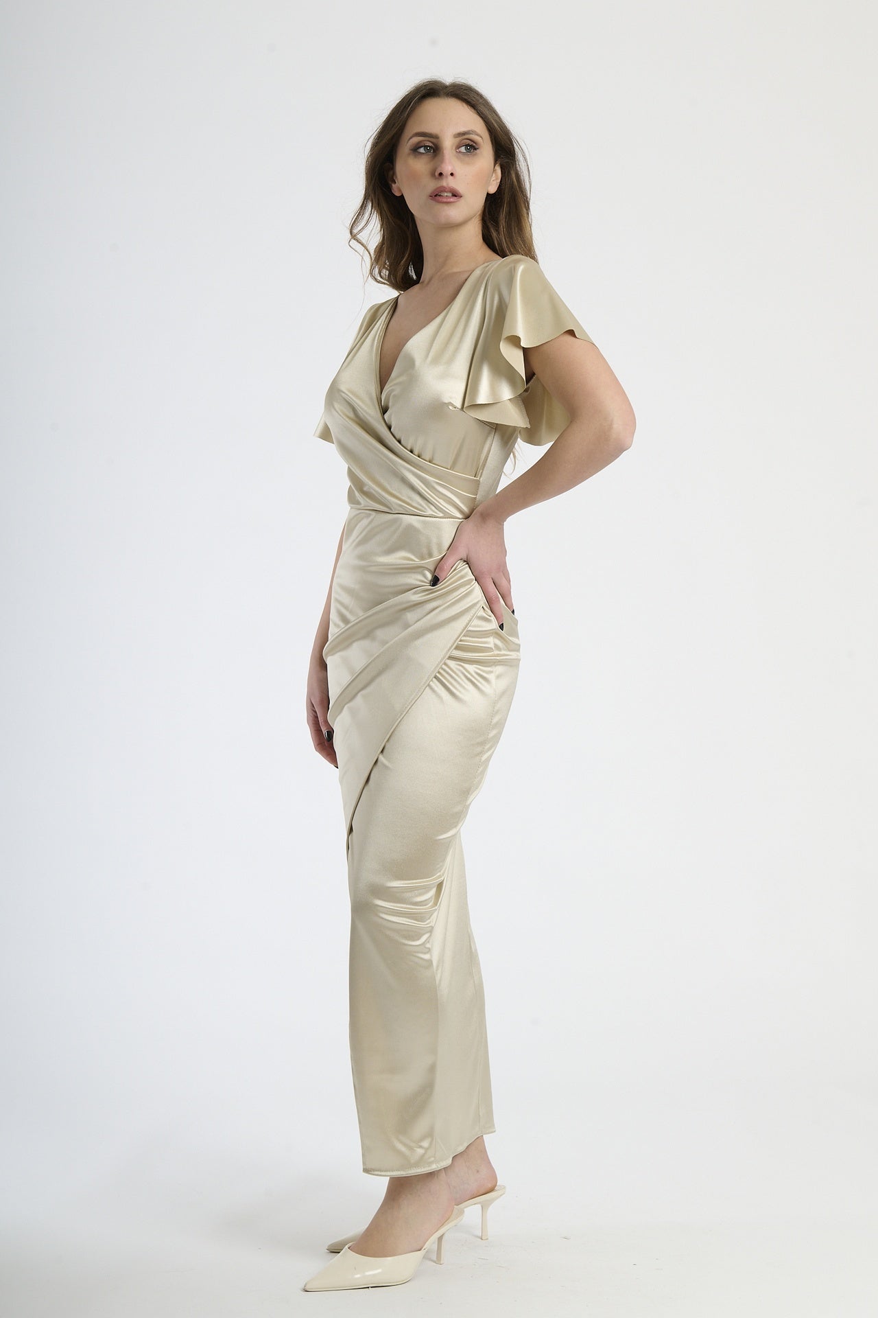 Abito beige in raso con falda sfilata, abbigliamento raffinato e intemporaneo.