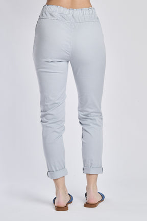 Donna con pantaloni grigi a vita elastica, gamba dritta, perfetti per il tempo libero