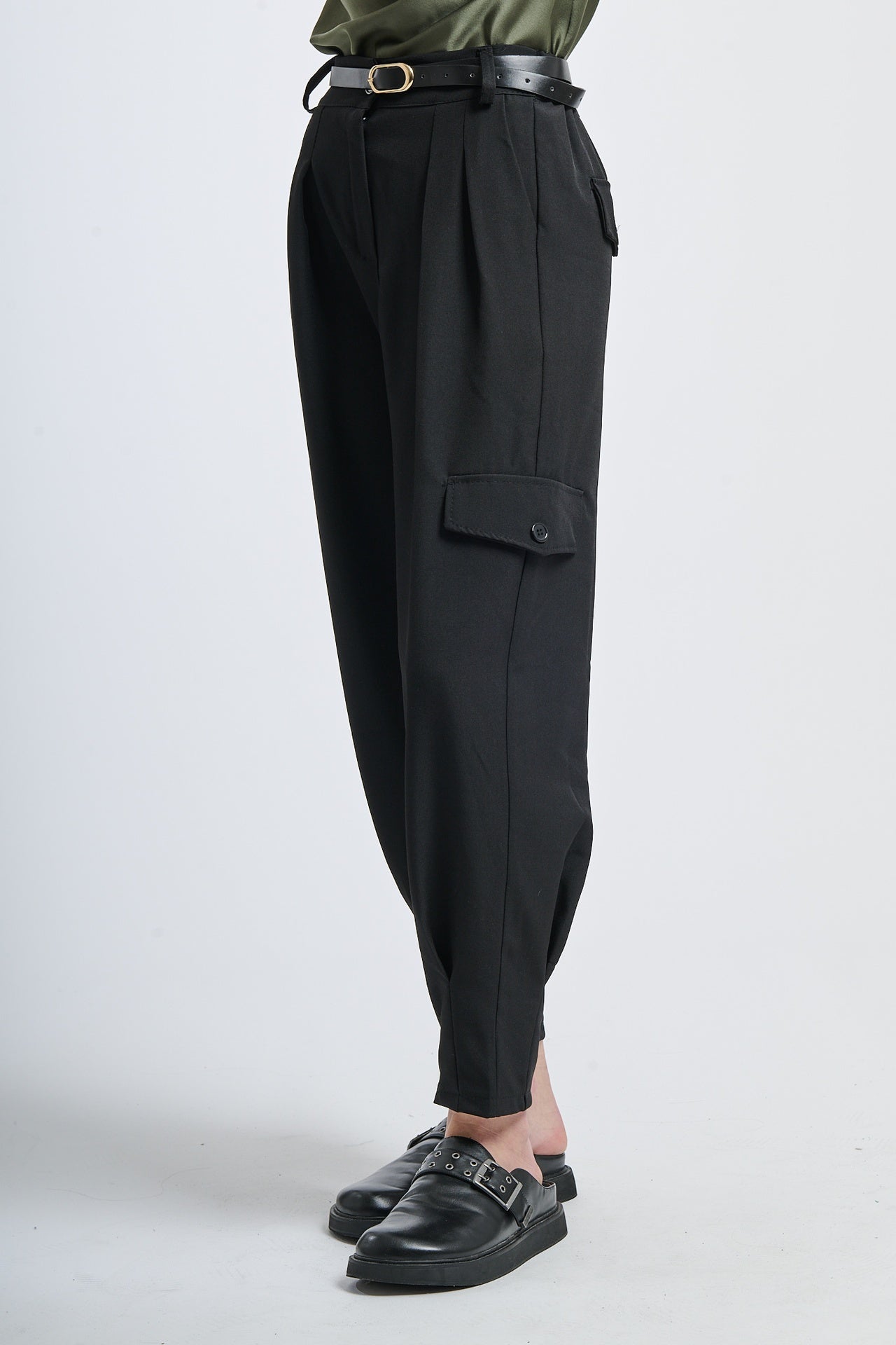 Pantaloni nero a gamba larga, abbinati a scarpe formali e cintura in pelle