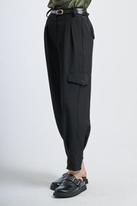 Pantaloni nero a gamba larga, abbinati a scarpe formali e cintura in pelle