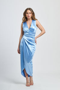 Abito azzurro in raso lucido, scollo a V profondo e falda con fessura