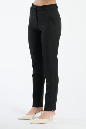 Pantaloni neri slim fit, eleganti e senza tempo.