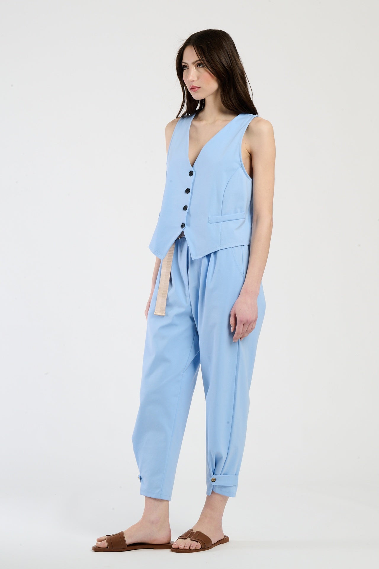 Outfit azzurro: gilet corto e pantaloni ampi, ideale per una giornata di relax con stile.